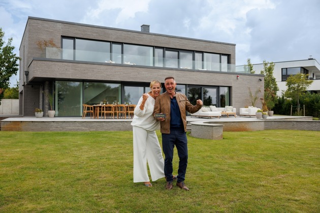 Lehrer gewinnt 2.5 Mio. Euro Luxusvilla von Omaze während er mit seiner Familie im Urlaub ist