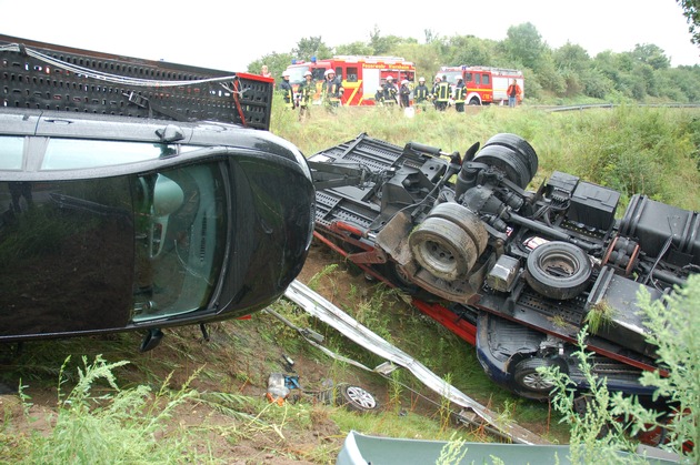 POL-DA: Viernheim: Gebrauchtwagenlaster verunglückt auf Autobahnzubringer / Hoher Sachschaden bei LKW-Haverie auf der A 6 am Viernheimer Dreieck