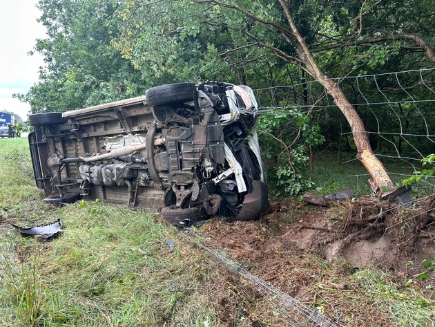 FW-OLL: Verkehrsunfall auf der A29 - Transporter kommt von Fahrbahn ab