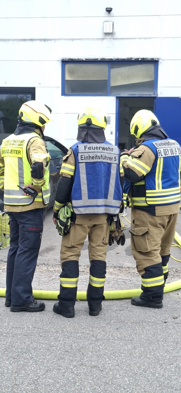 FW Bad Oeynhausen: "Industriebrand" in Eidinghausen/Hauptamtliche und Freiwillige Feuerwehr bestreiten gemeinsame Übung.