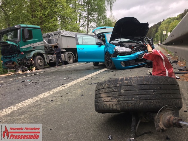 FW-PL: OT-Ohle. PKW kollidiert frontal mit LKW-Sattelzug. Fahrer des PKW muss mit schwerem Gerät befreit werden.