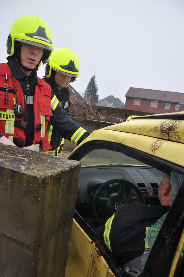 FW Flotwedel: Einsatzkräfte der Freiwilligen Feuerwehr Flotwedel bilden sind im Thema &quot;Unfallrettung&quot; fort