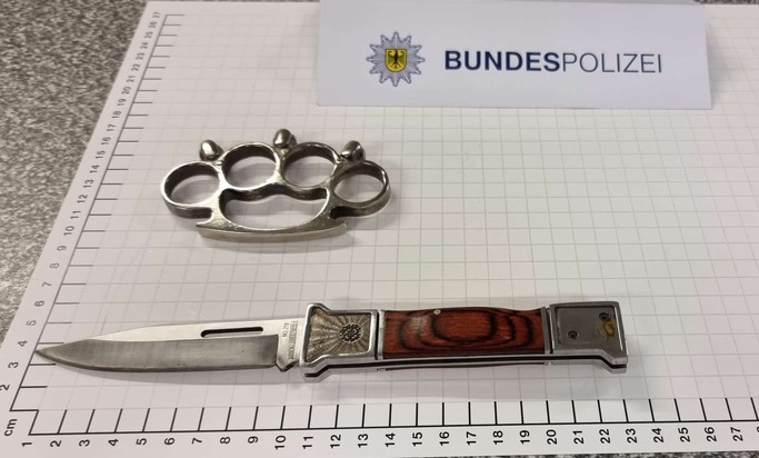 BPOL NRW: Bundespolizisten stellen junge Männer mit gefährlichen Waffen