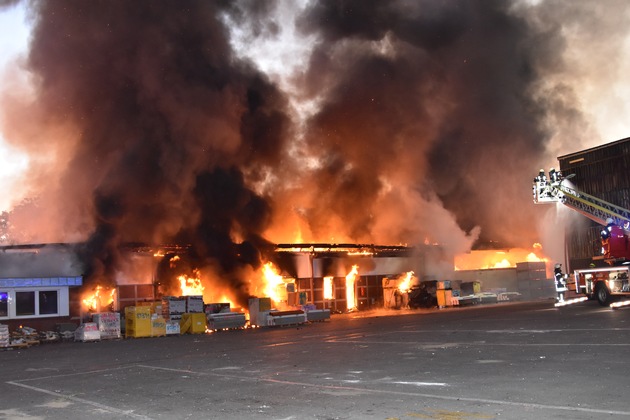 POL-STD: Großfeuer in Harsefeld richtet Millionenschaden an - Technischer Defekt Ursache für den Brand