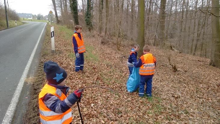 FW-AR: Voßwinkeler Jugendfeuerwehr unterstützt tatkräftig bei &quot;Arnsberg putzt munter&quot;