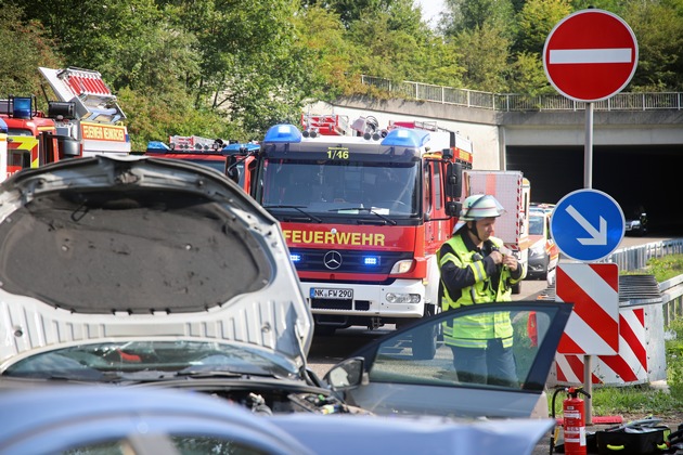 FW LK Neunkirchen: Zwei Verletzte bei schwerem Verkehrsunfall auf B41 bei Neunkirchen