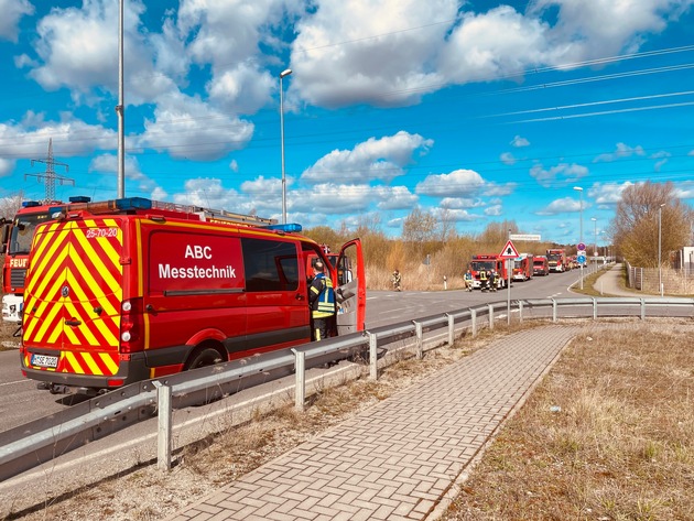 FW Lehrte: Austretendes Kerosin sorgt für Großeinsatz in Lehrte