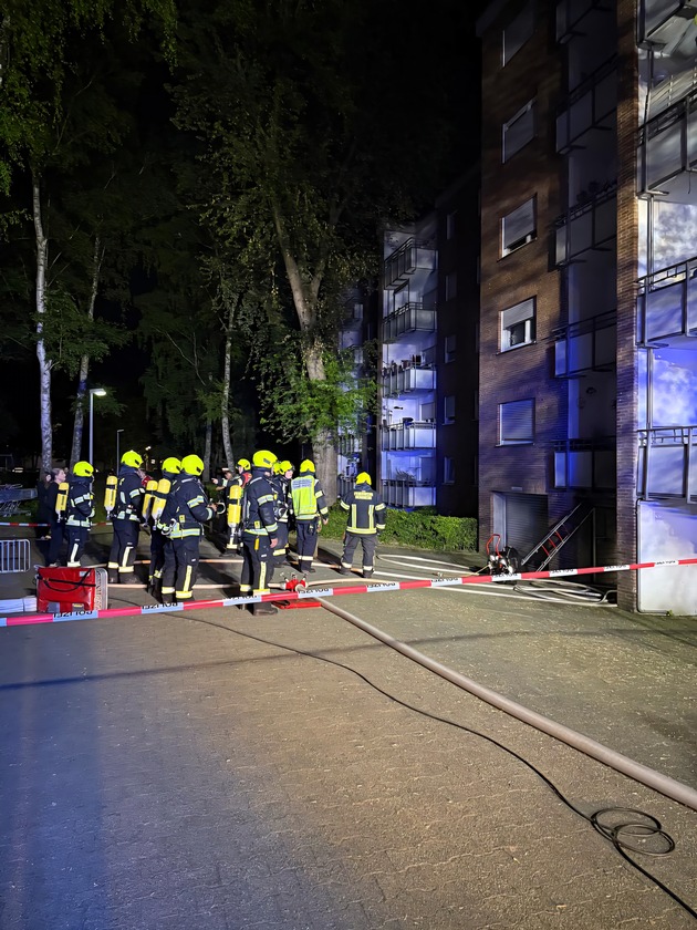 FW Bergheim: Feuerwehr löscht brennende Fahrzeuge in Tiefgarage Starke Rauchentwicklung - Mehrere PKW betroffen