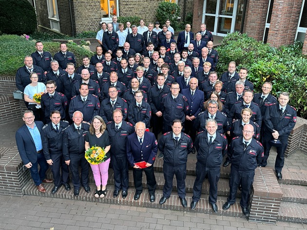 FW Hünxe: Feierstunde für über 1385 Dienstjahre: Beförderungen, Ehrungen und Ernennungen bei der Freiwilligen Feuerwehr Hünxe