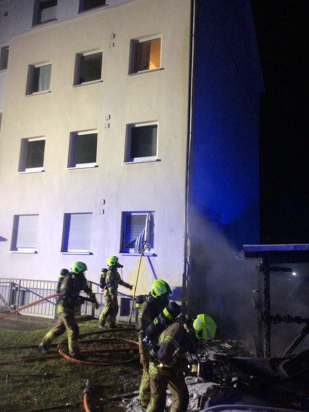 FW Paderborn: Brennender Mülltonnenunterstand mit Ausbreitung auf PKW und Garage