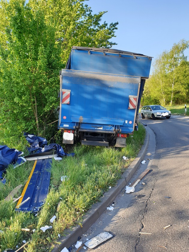 POL-PDLU: Speyer- Verkehrsunfall im Begegnungsverkehr zwischen zwei Lkw in der Landauer Straße (21/2004)