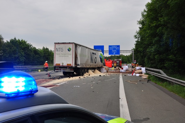 POL-WL: Verkehrsunfall mit tödlich verletztem Lkw-Fahrer +++ Lkw prallt auf Stauende