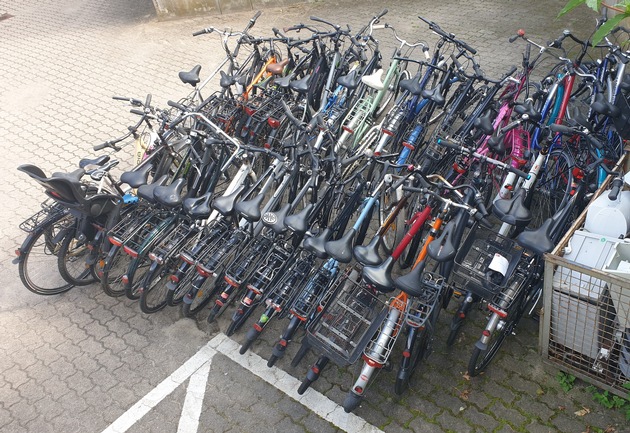 POL-SE: Wedel - Polizei findet bei der Vollstreckung eines Haftbefehls 60 Fahrräder