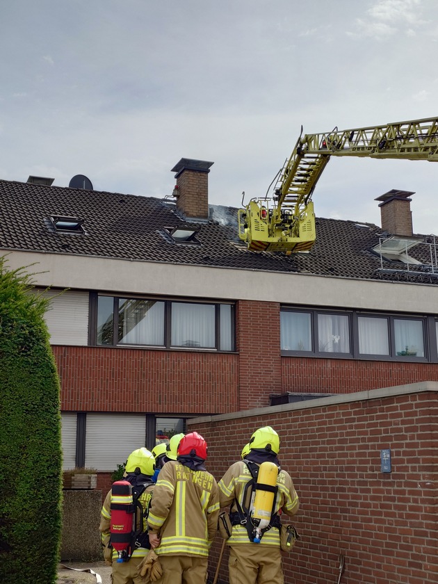 FW Ratingen: Ratinger Feuerwehr löscht Schwelbrand im Dachbereich - Überörtliche Unterstützung in Monheim