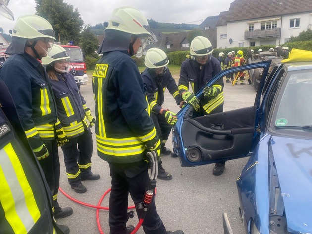 FW-OE: Rescue-Seminar zur Technischen Hilfeleistung - 27 Einsatzkräfte trainieren patientenorientierte Rettung