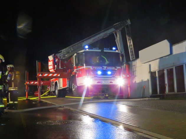 FW-Heiligenhaus: Großbrand fordert 150 Einsatzkräfte (Meldung 10/2016)