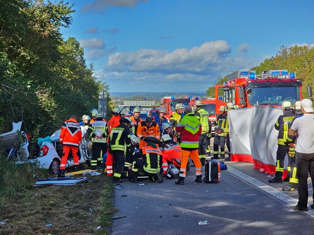 FW Königswinter: Feuerwehr rettet Frau aus Unfallfahrzeug auf der Autobahn A3 - Eine schwerst Verletzte