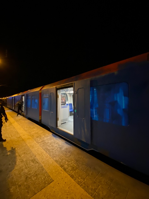 POL-STD: Gruppe von mindestens 20 Personen besprüht S-Bahn im Dollerner Bahnhof großflächig in blau, weiß und schwarz