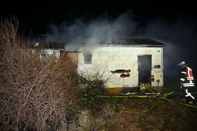 POL-STD: Leerstehendes Wohnhaus in Himmelpforten ausgebrannt, Hyundai Tuscon in Buxtehude entwendet