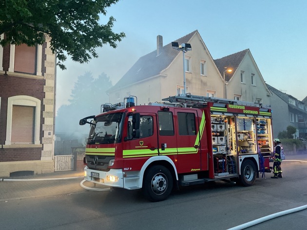 FW-DO: Garage, Gartenhaus und Motorräder werden Opfer der Flammen in Dortmund Groppenbruch