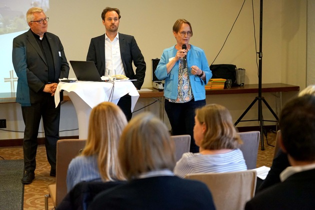 Fragen und Resonanzen zum Veränderungsprozess im Erzbistum Paderborn - 170 Teilnehmende in Dortmund nehmen an der ersten von zwölf im Erzbistum Paderborn geplanten Regionalkonferenzen zur Pastoraltransformation teil