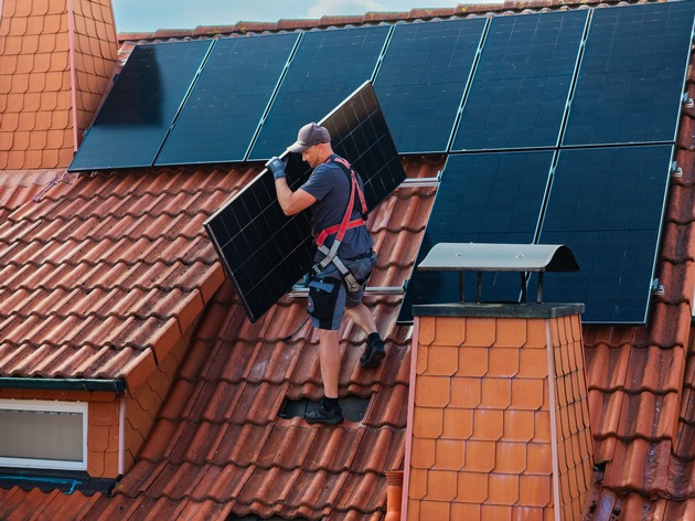Rückenfreundliche Montage: AGR-Gütesiegel setzt neue Maßstäbe für Photovoltaik-Module