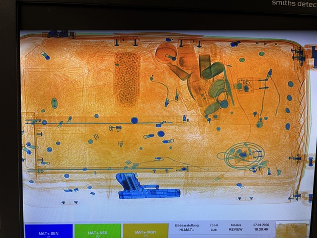 HZA-UL: Kontrollen am Bodensee-Airport/Zoll stoppt Zigarettenschmuggler und findet Softair-Waffe