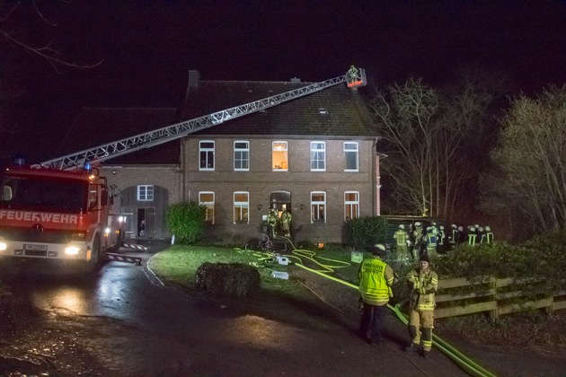 FW Menden: Kaminbrand im Lahrfeld