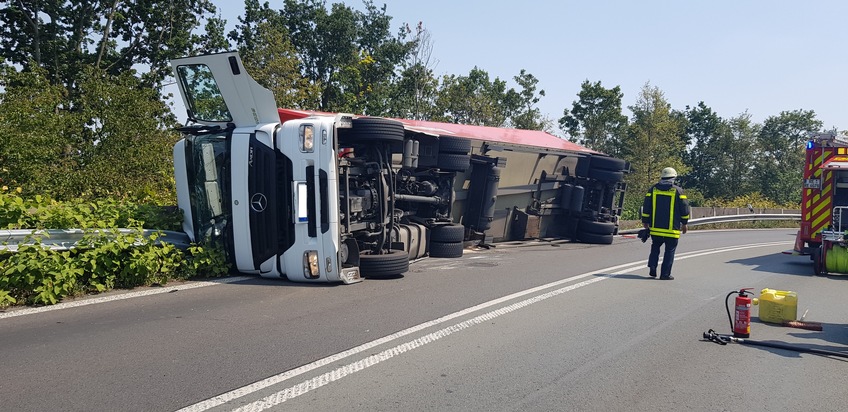 FW-RE: Umgestürzter LKW in Autobahnabfahrt - Extreme Hitze belastet Einsatzkräfte