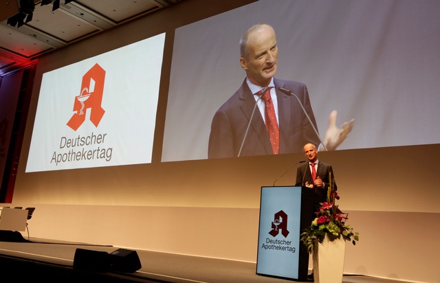 ABDA Bundesvgg. Dt. Apothekerverbände: Deutscher Apothekertag: ABDA-Präsident Schmidt fordert Apotheker zu einem selbstbewussteren Auftreten auf