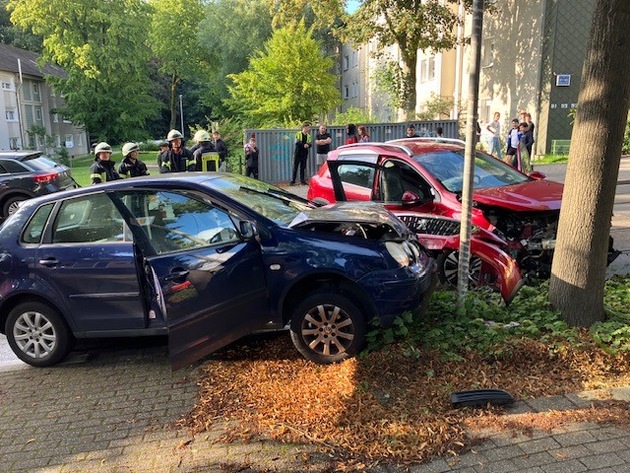 FW-MH: Verkehrsunfall auf der Denkhauser Höfe fordert zwei Verletzte
