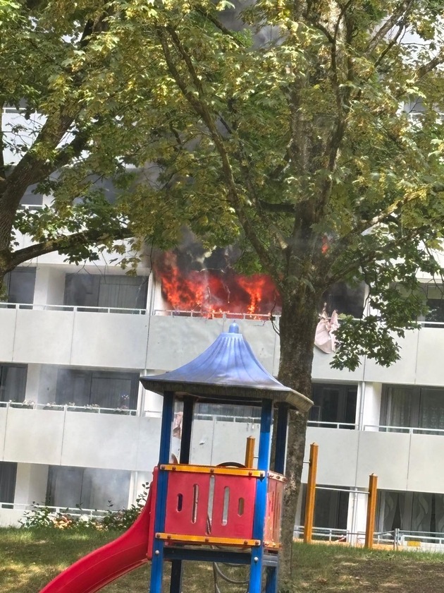 FW-Erkrath: Wohnungsbrand in Mehrfamilienhaus mit umfangreicher Menschenrettung - Acht Verletzte, davon drei leichtverletzte Feuerwehrangehörige