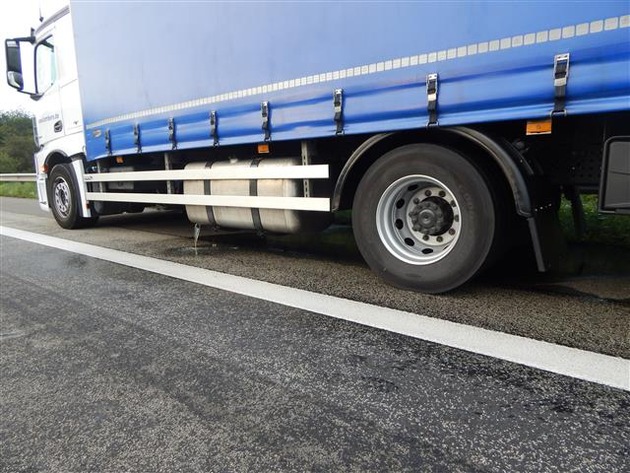 POL-VDKO: Verkehrsunfall mit Lkw-Beteiligung - ca. 300 L Dieselkraftstoff ausgelaufen