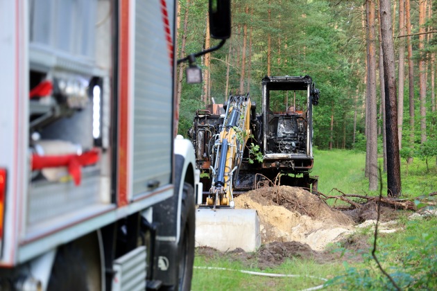 FW Hambühren: Nachlöscharbeiten im Wald nach Baggerbrand - Ausbreitung auf Waldgebiet verhindert