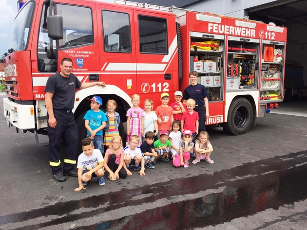 FW-AR: Bruchhausener Kindergärten zu Besuch bei der Feuerwehr