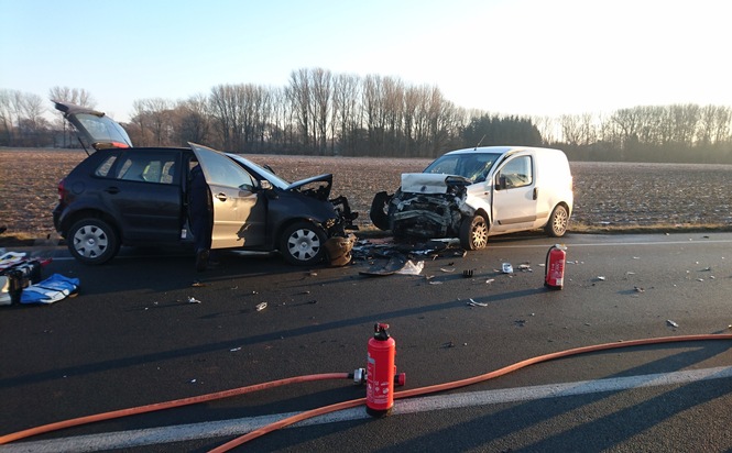 FW Lage: Verkehrsunfall zwischen 2 Fahrzeugen - 27.01.2017 - 8:27 Uhr