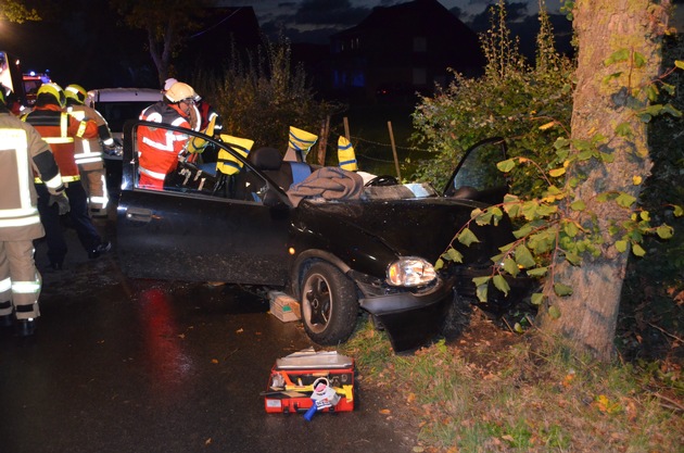 FW-Stolberg: Pkw gegen Baum