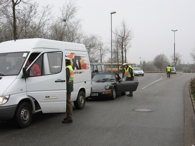 POL-WL: Quarrendorf - Schulbus in Schieflage ++ Hittfeld - Trickdiebe festgenommen ++ Winsen/L. - Schüler im Focus der Polizei ++ Buchholz - Unfallzeugen gesucht ++