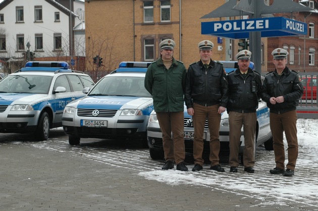 POL-GOE: (139/2005) Polizeiinspektion Göttingen fährt jetzt auch blau - Drei neue Funkstreifenwagen übergeben