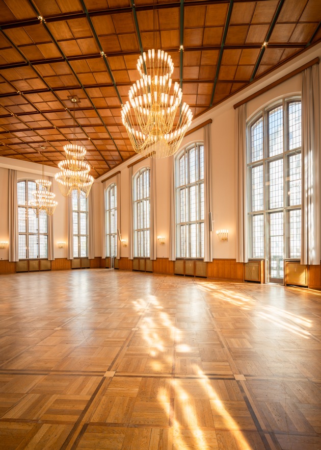 Die historischen Fenster der Patriotischen Gesellschaft wurden mit Unterstützung der Deutschen Stiftung Denkmalschutz und der Lotterie GlücksSpirale restauriert und energetisch saniert