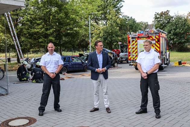FW-LEV: Feuerwehr Leverkusen übt an Mazda-Plug-in-Hybrid Modellen Praxisnahe Ausbildung in der technischen Hilfeleistung an modernsten Fahrzeugen