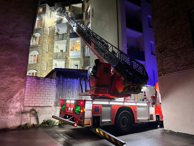 FW Stuttgart: -Akku brennt auf Balkon -Feuerwehr verhindert durch schnelles Eingreifen Ausbreitung auf weitere Wohnungen