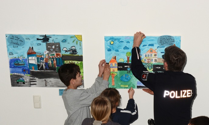 POL-NI: Kinder verschönern Eingangsbereich des Polizeikommissariats Stadthagen