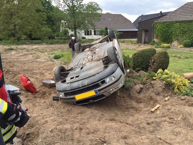 FW-KLE: 90jähriger Niederländer überschlägt sich mit seinem Fahrzeug