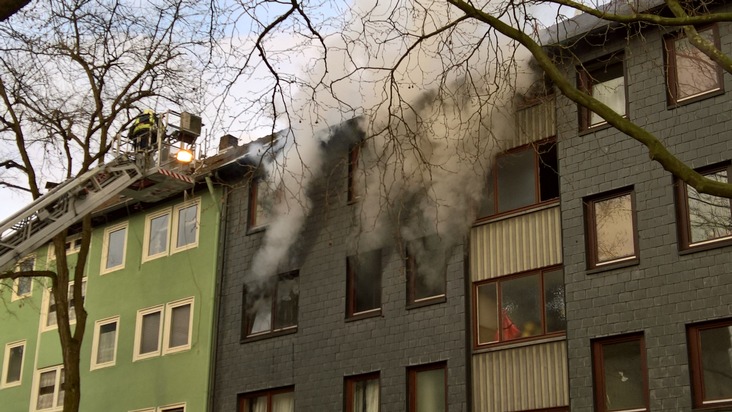 FW-GE: Feuer mit Menschenleben in Gefahr im Stadtteil Schalke - Sechs Verletzte bei Wohnungsbrand