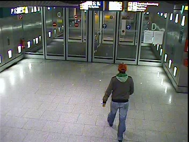 POL-D: Angestellte einer amerikanischen Coffeeshop-Kette am Düsseldorfer Flughafen überfallen - Wer kennt die Täter? - Polizei fahndet jetzt mit bewegten Bildern aus der Überwachungskamera