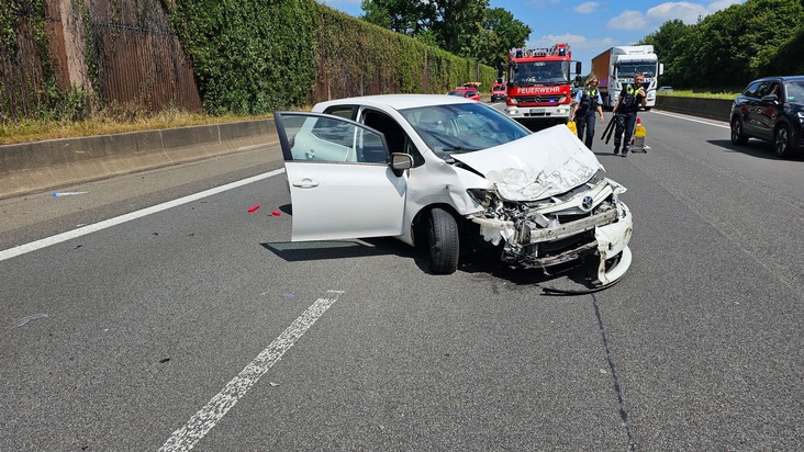 FW Burscheid: Verkehrsunfall sorgt für Stau auf Autobahn