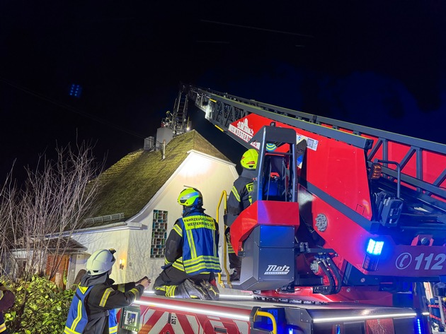 FW VG Westerburg: Kaminbrand besch&auml;ftigt Feuerwehren &uuml;ber Stunden - Brandausbreitung verhindert