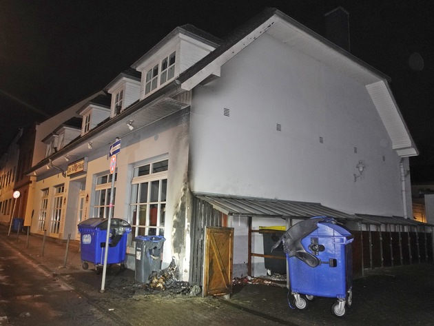POL-ME: Feuer an Altpapiertonnen gefährdet Wohnhaus - Polizei ermittelt wegen Brandstiftung - Haan - 2204064
