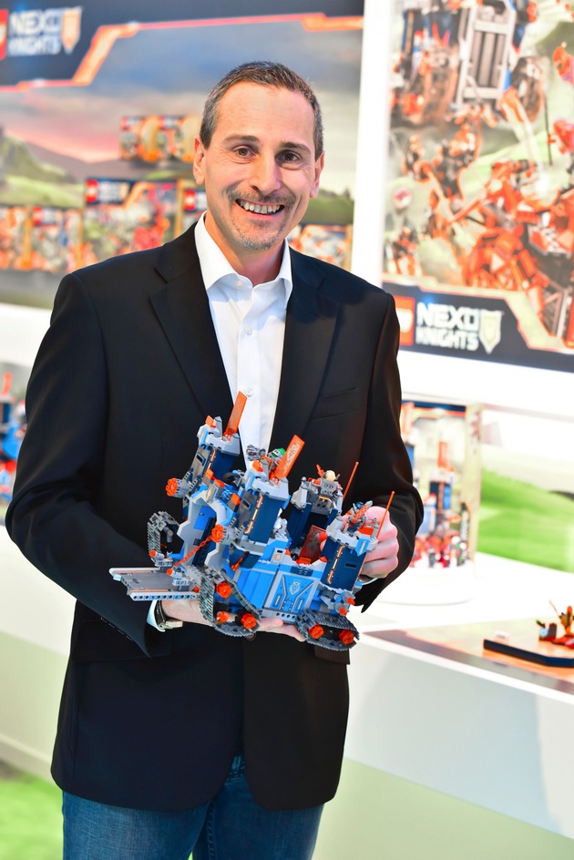Nach erfolgreichem Geschäftsjahr setzt die LEGO GmbH 2016 auf vielseitigen Bauspaß mit neuen digitalen Spielerlebnissen